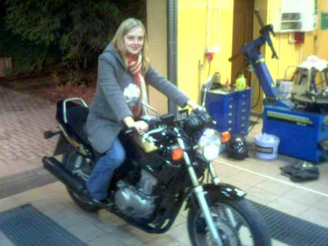 Agnes na motocyklu 1