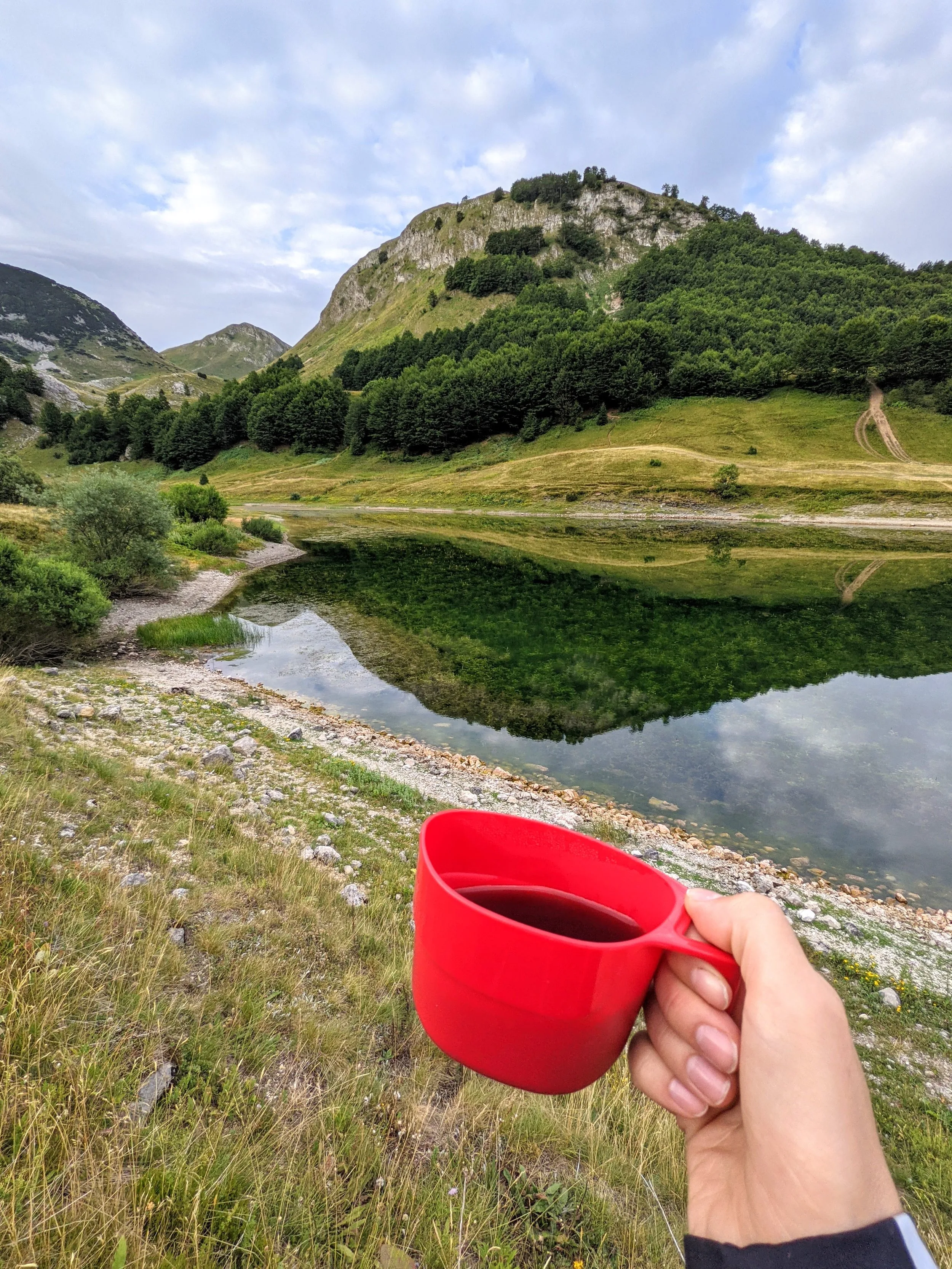 Poranna kawa nad jeziorem Orlovačko