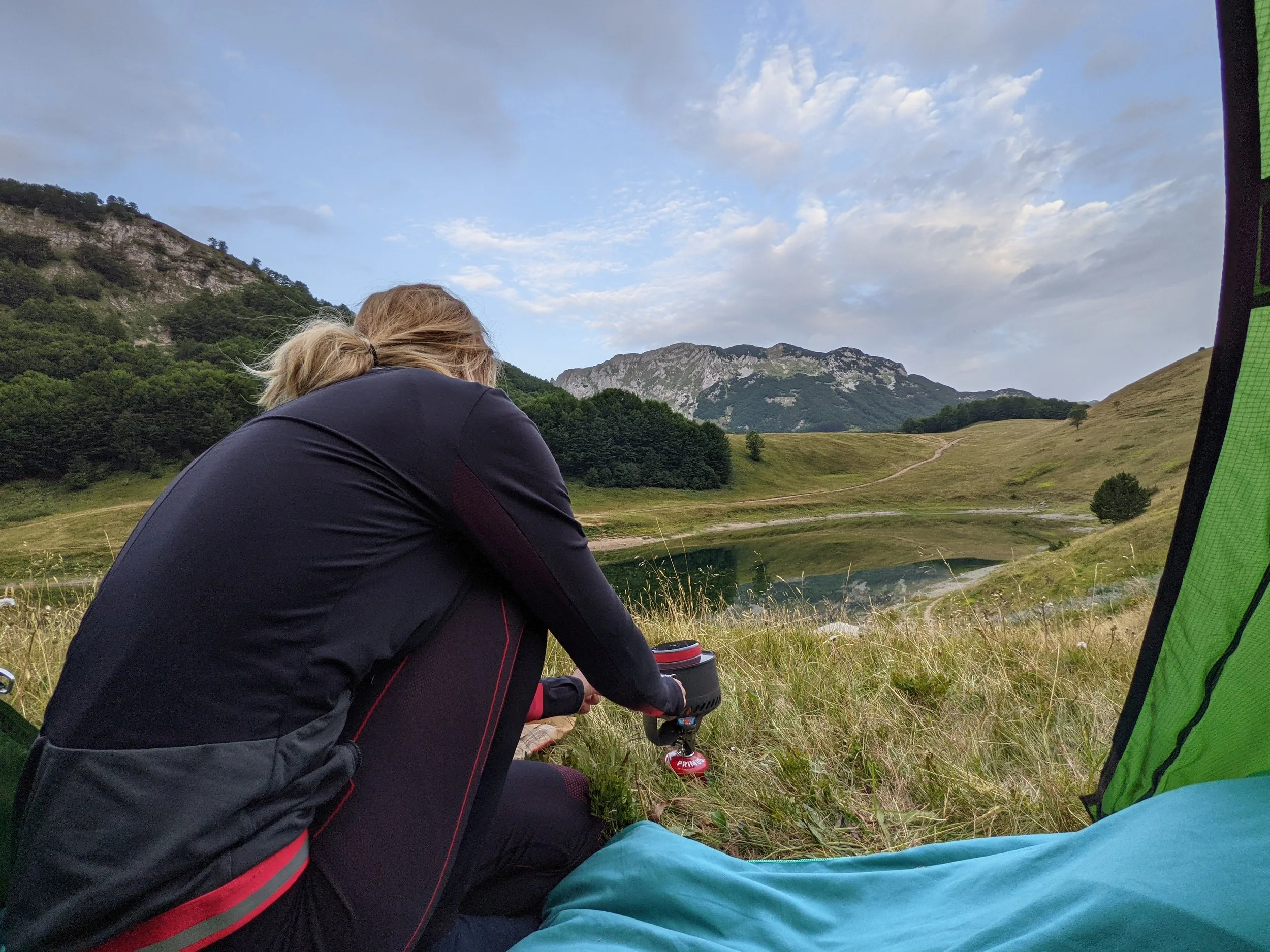 Śniadanie na wild campingu nad jeziorem Orlovačko
