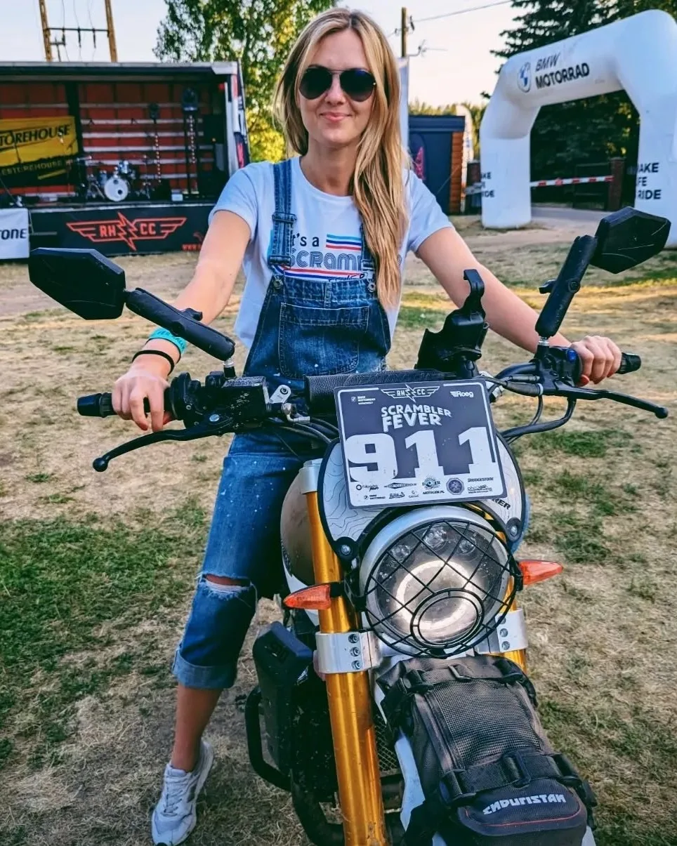 Górski krajobraz z motocyklem