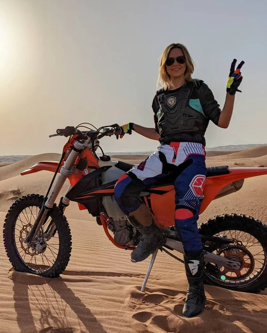 Motocykl adventure na górskiej drodze