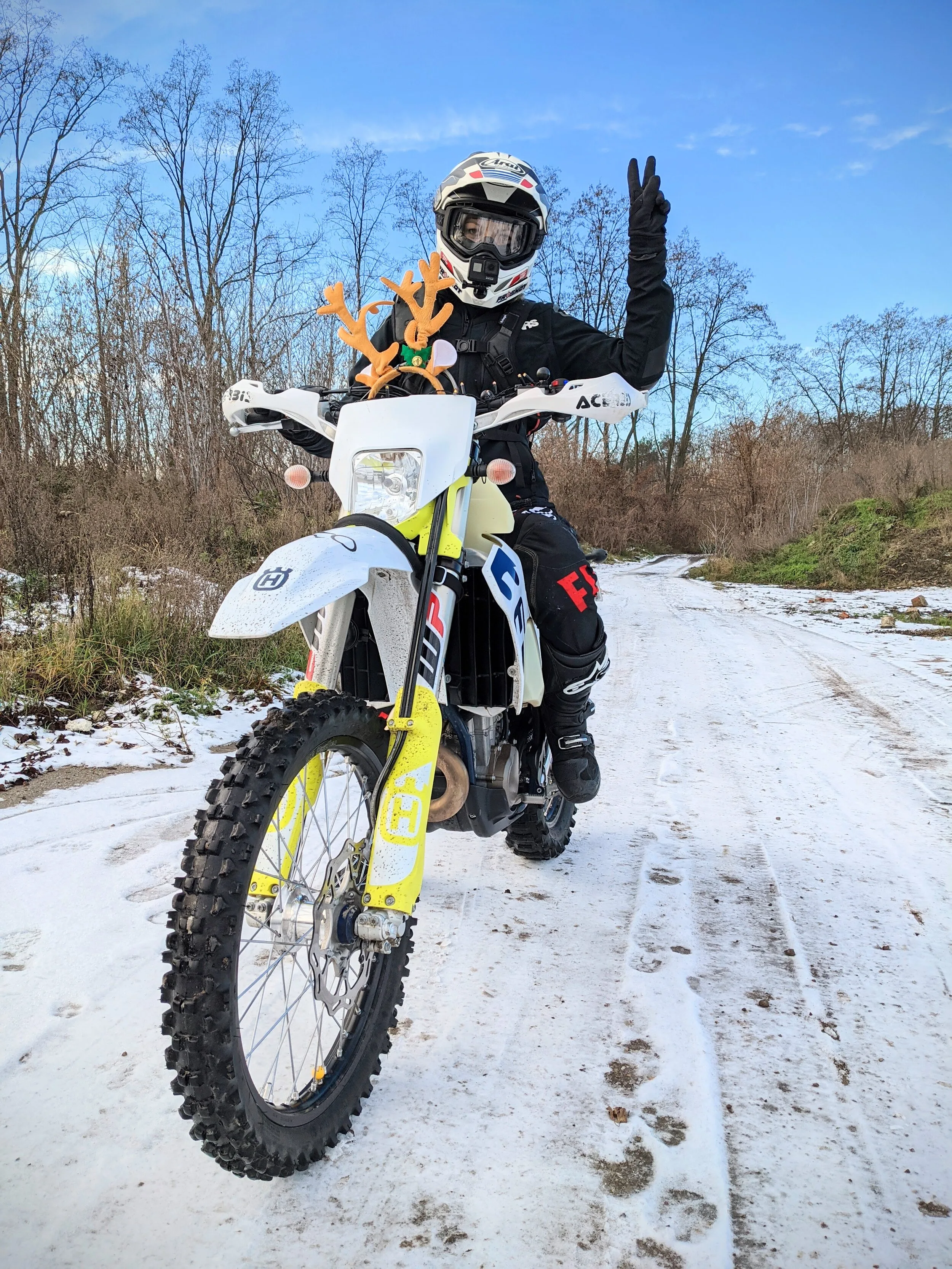 Motocyklista na Husqvarnie FE 450 na ośnieżonej leśnej drodze