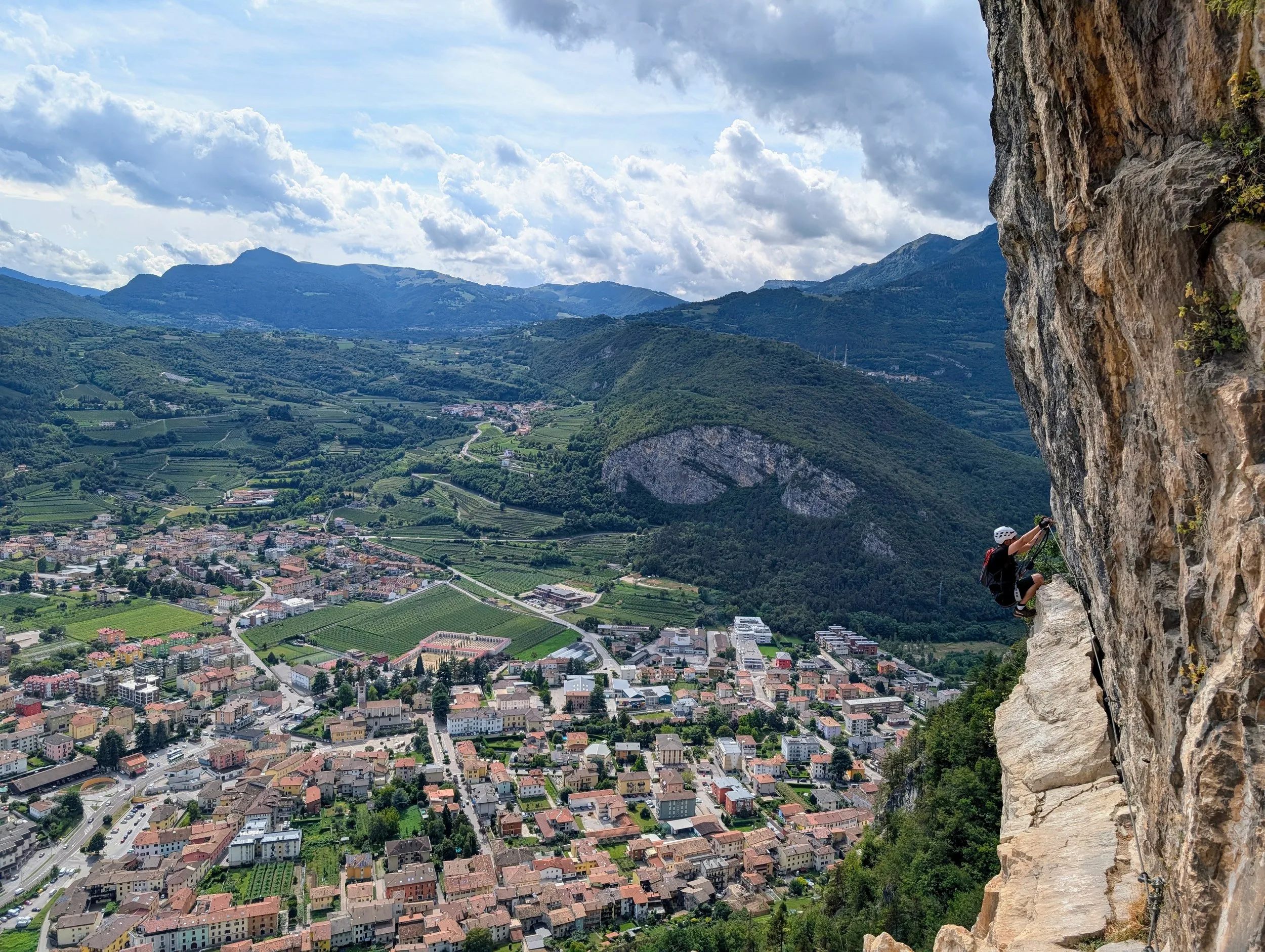 Via ferrata nad miastem w dolinie